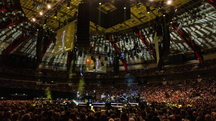 Herbert Grönemeyer steht bei seinem Auftaktkonzert «Herbert Grönemeyer - mittendrin · akustisch» auf der Bühne in der Westfalenhalle