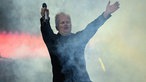  Sänger Herbert Grönemeyer steht beim Auftakt der Tournee 40 Jahre "4630 Bochum" live 2024 im Rudolf-Harbig-Stadion auf der Bühne