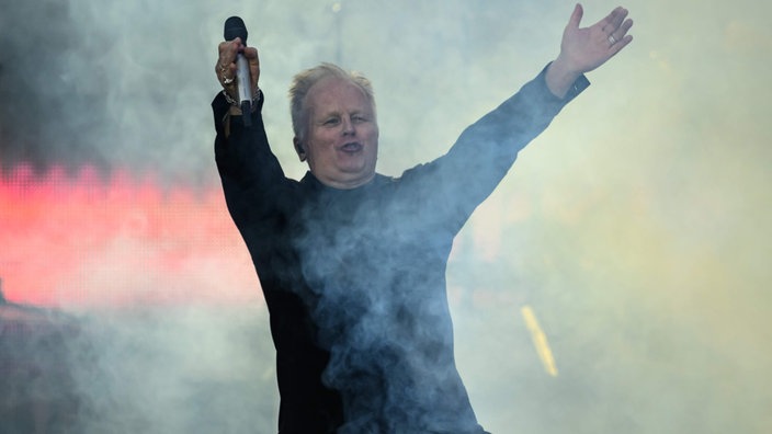 Sänger Herbert Grönemeyer steht beim Auftakt der Tournee 40 Jahre "4630 Bochum" live 2024 im Rudolf-Harbig-Stadion auf der Bühne