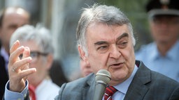 Der nordrhein-westfälische Innenminister Herbert Reul sprichtin Düsseldorf  beim Start der Aktionswoche «Augen auf und Tasche zu» der nordrhein-westfälischen Polizei