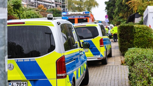 Polizeifahrzeuge stehen in einer Wohnstraße