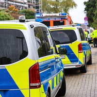Polizeifahrzeuge stehen in einer Wohnstraße