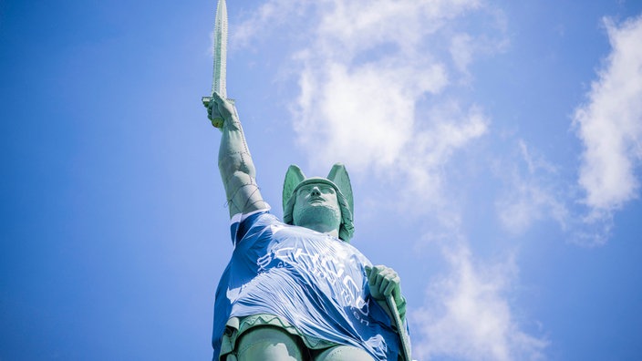 Das Hermannsdenkmal in Detmold trägt ein Trikot des DSC Arminia Bielefeld