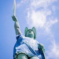 Das Hermannsdenkmal in Detmold trägt ein Trikot des DSC Arminia Bielefeld