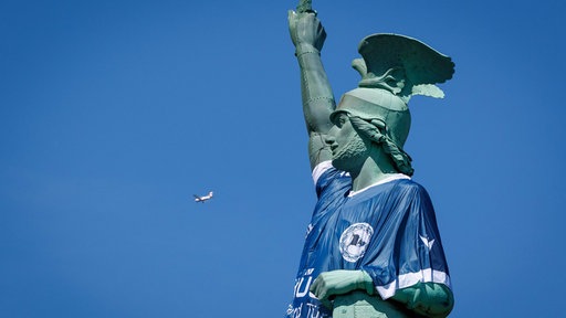 Hermannsdenkmal trägt Trikot von Arminia Bielefeld