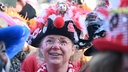 Eine geschminkte Karnevalistin auf dem Heumarkt am 11.11.