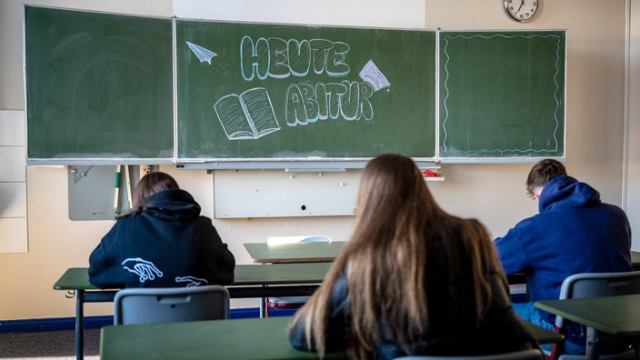 "Heute Abitur" steht auf einer Tafel im Klassenzimmer eines Gymnasiums