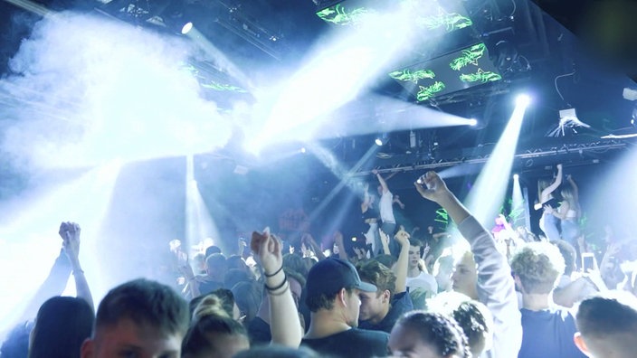 Feiernde Menschenmenge in der Discothek Himmerich bei Heinsberg