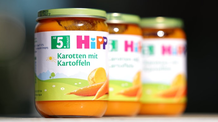 Drei Hipp-Babykostgläschen stehen auf einem Tisch
