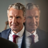 AfD Kanditat Höcke spiegelt sich.