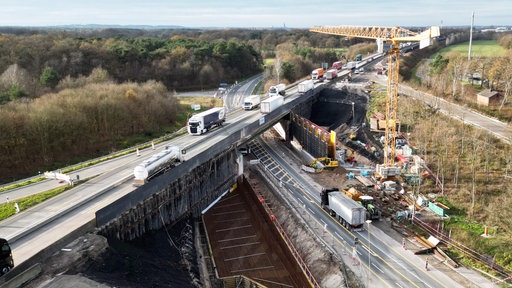 An der Anschluss-Stelle Rheine-Kanalhafen sind die laufenden Arbeiten an der A30 gut sichtbar.