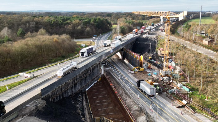 An der Anschluss-Stelle Rheine-Kanalhafen sind die laufenden Arbeiten an der A30 gut sichtbar.