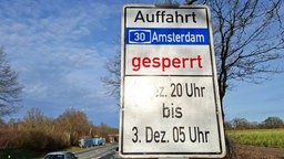 Das Schild weist auf die Sperrung hin. Eine Umleitung ist ausgeschildert. 