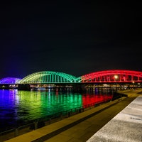 Die Hohenzollernbrücke leuchtet in den olympischen Farben nach der erfolgreichen Abstimmung um die Olympischen Spiele in Nordrhein-Westfalen.