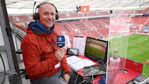 Holger Dahl aus der WDR Sportredaktion ist heute für euch in der Leverkusener BayArena am Start.