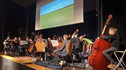 Ein Orchester spielt auf einer Bühne zum Holocaust-Gedenken in Aachen