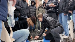 Schülerin Hanna reinigt Stolpersteine in Soest.