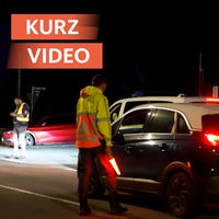Bürger mit Warnfeste führt illegale Grenzkontrolle bei einem Auto durch