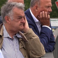 Innenminister Herbert Reul greift sich mit der Hand ans Gesicht