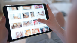 Ein IPad zeigt verschwommen pornografische Fotos.