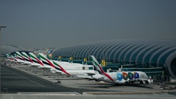 Emirates-Flugzeuge werden nach der Schließung des Dubai International Airport geparkt.