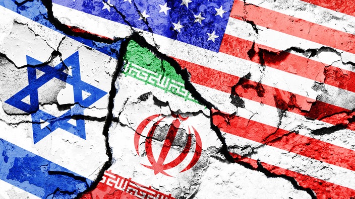 Fotomontage der Flaggen von Israel, Iran und den USA auf gebrochenem Boden