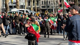 Personen bei der Iran Kundgebung am Neumarkt