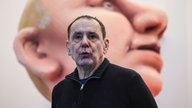 Jacyques-Tilly vor großem Putin-Gesicht