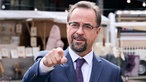 Jan Josef Liefers als Rechtsmediziner Karl-Friedrich Boerne gestikuliert am Set vom "Tatort Münster - MagicMom"