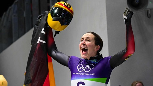 Die Deutsche Jacqueline Pfeifer reagiert nach dem Gewinn der Bronzemedaille im Skeleton der Frauen