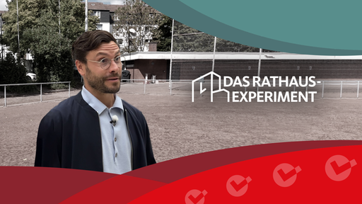Ex-Fußballprofi Jonas Hector steht auf dem Ascheplatz eines Amateurvereins