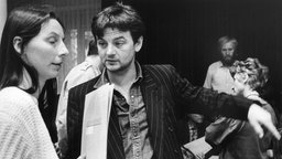 Der Abgeordnete der Grünen, Joschka Fischer, unterhält sich am 18.10.1984 in der Lobby des Bundestages in Bonn mit einer Fraktionsmitarbeiterin.