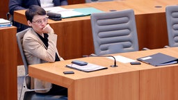 Josefine Paul sitzt alleine in einer Parlamentsbank im NRW-Landtag