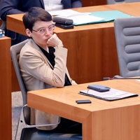 Josefine Paul sitzt alleine in einer Parlamentsbank im NRW-Landtag