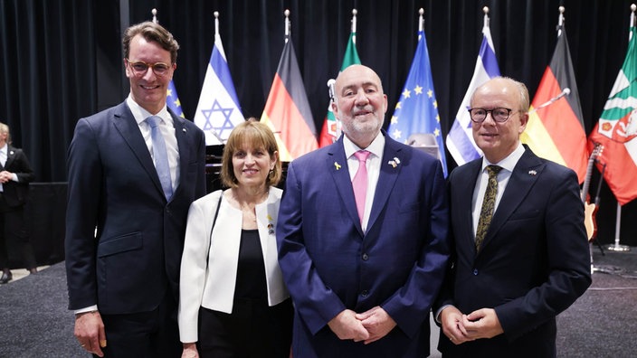 Hendrik Wüst (l-r), Ministerpräsident von Nordrhein-Westfalen, Hadas Prosor und ihr Mann Ron Prosor, Botschafter von Israel, und Andre Kuper, Landtagspräsident von Nordrhein-Westfalen