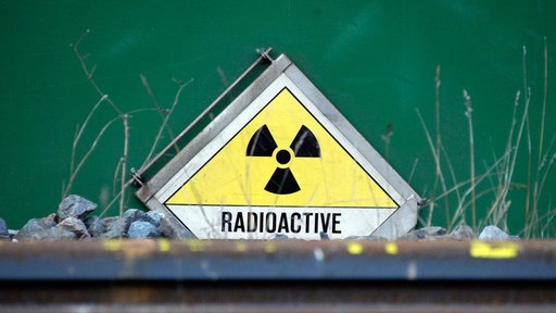 Ein Radioaktiv-Schild an einer Bahnstrecke