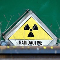 Ein Radioaktiv-Schild an einer Bahnstrecke