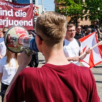 Demonstrierender der "Jungen Nationalisten" mit Megafon