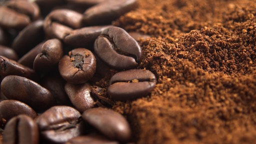 Kaffeebohnen und gemahlener Kaffee
