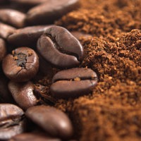 Kaffeebohnen und gemahlener Kaffee