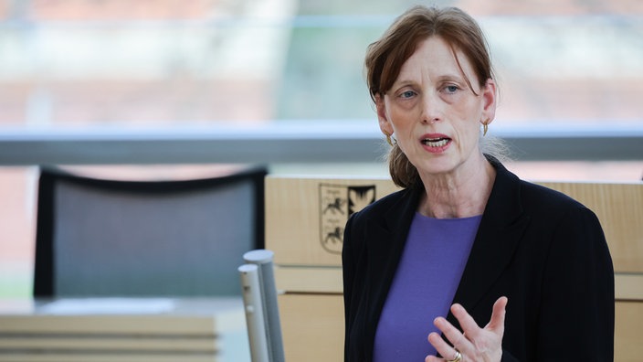Karin Prien, Ministerin für Bildung, Wissenschaft, Forschung und Kultur von Schleswig-Holstein, auf einer Sitzung des Landtags von Schleswig-Holstein  