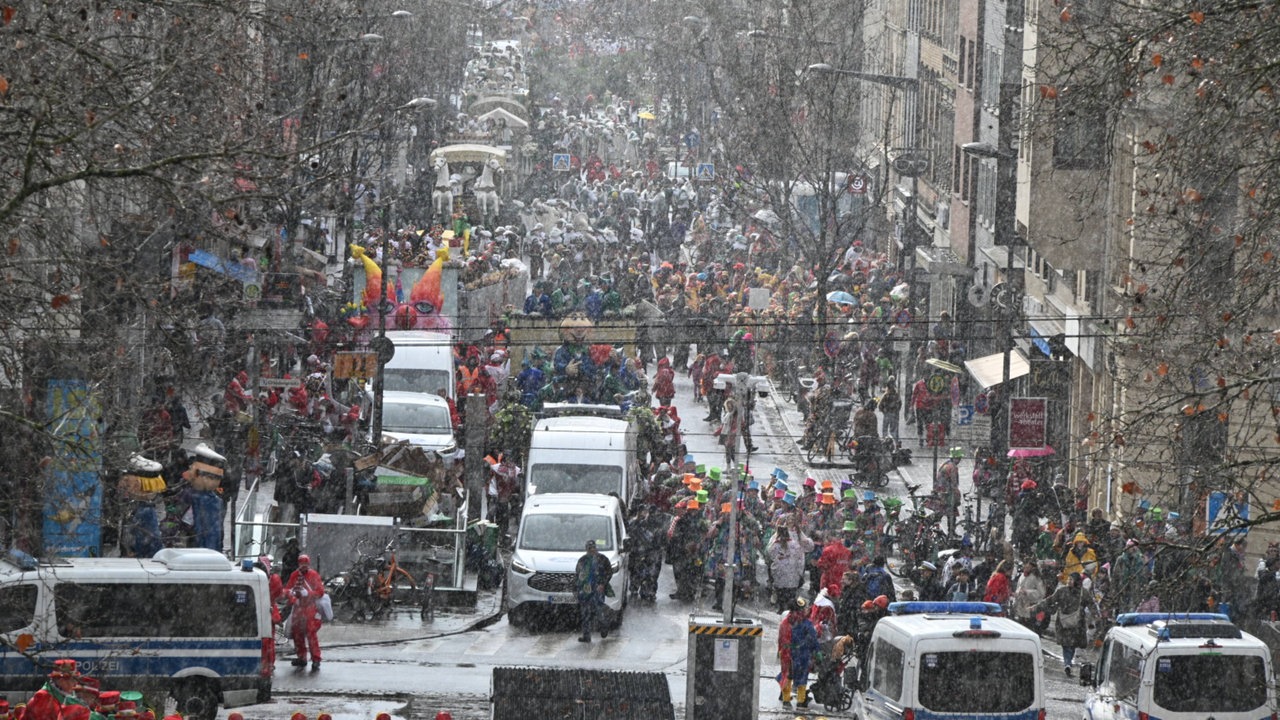 Wetter beim Rosenmontagszug in Köln 
