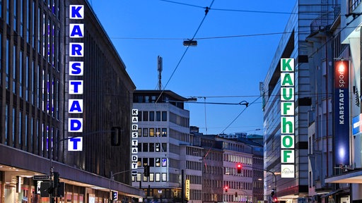 Düsseldorf: Filialen von Karstadt und Galeria Kaufhof liegen sich an einer Straße gegenüber. 