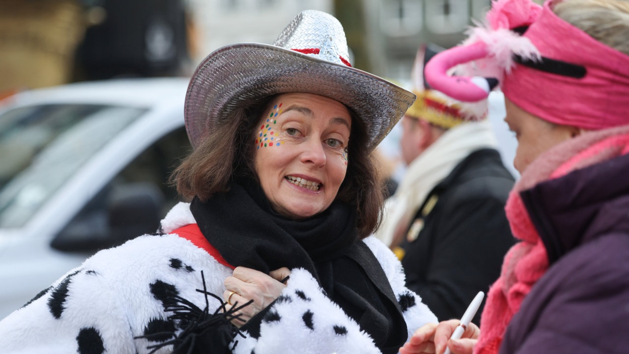  Katarina Barley, Vizepräsidentin Europaparlaments, kommt kostümiert zum Rosenmontagszug