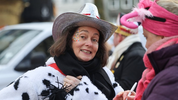  Katarina Barley, Vizepräsidentin Europaparlaments, kommt kostümiert zum Rosenmontagszug