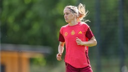 Kathrin Hendrich bei der Vorbereitung auf die UEFA Womens EURO 2025