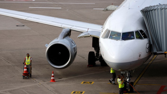 Flugzeug steht am Flughafen