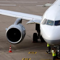 Flugzeug steht am Flughafen