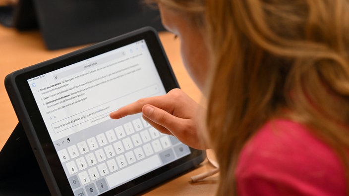 Eine Schülerin arbeitet an einem Tablet mit dem KI-Chatbot "Telli"