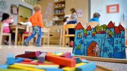 Soielzeug in einer Kita, im Hintergrund spielen Kinder
